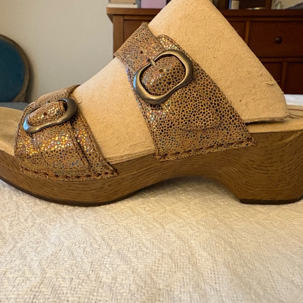 Dansko Shimmering Gold Sandals - Size 39 - Picture 3 of 9